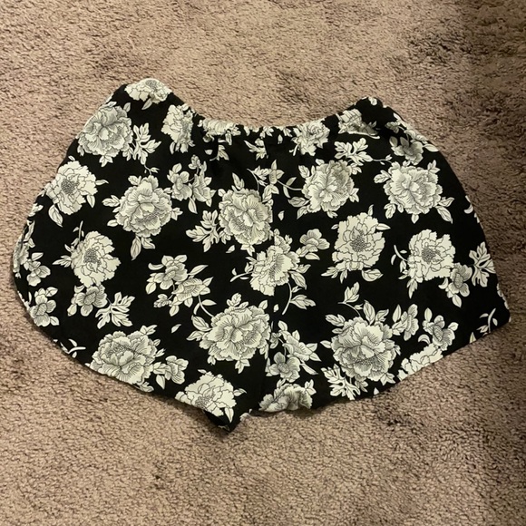 🌻 floral shorts🌻 - Picture 4 of 4